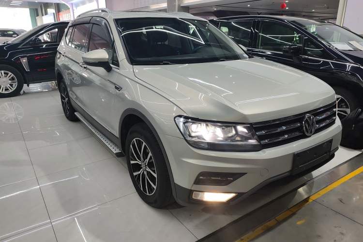 Used Volkswagen Tiguan L 2018 330TSI Automatic Two-Wheel Drive Luxury Edition Front Right 45 Deg