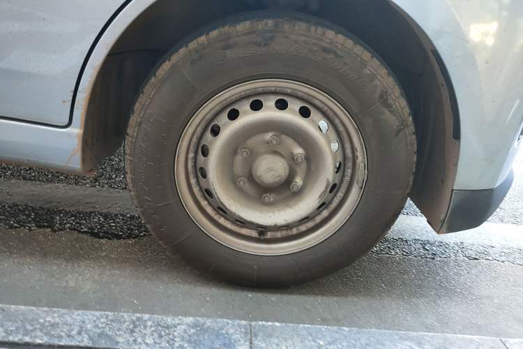 Used Wuling Yangguang 2025 Model 310KM Bus Edition—Customized by CATL
