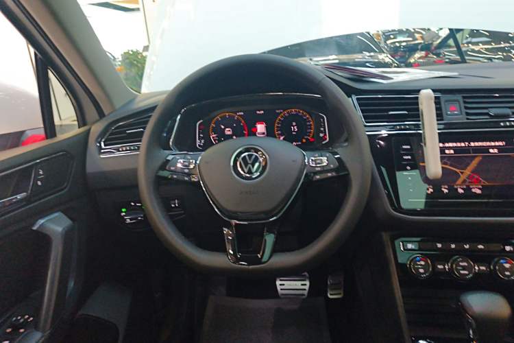 Used Volkswagen Tiguan L 2021 330TSI Automatic Two-Wheel Drive Smart Edition
