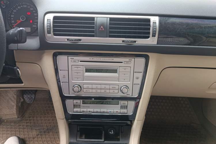 Used Volkswagen Passat 2009 1.8T Manual Luxury Model Audio And AC Panel