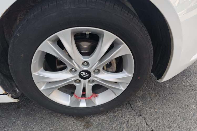Used Hyundai Sonata 2011 2.0L Automatic Leading Edition Right Front Wheel Hub