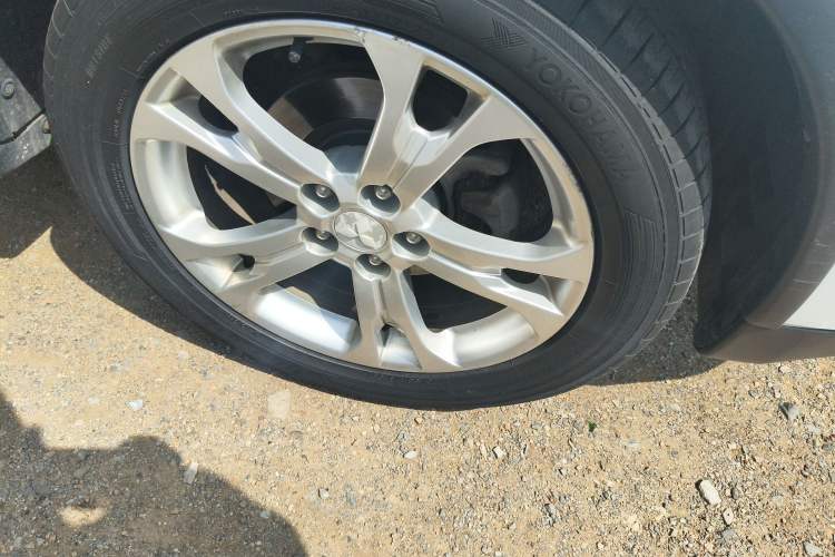 Used Mitsubishi Outlander 2014 2.4L 4x4 Deluxe Value Edition 5 Seats Right Front Wheel Hub