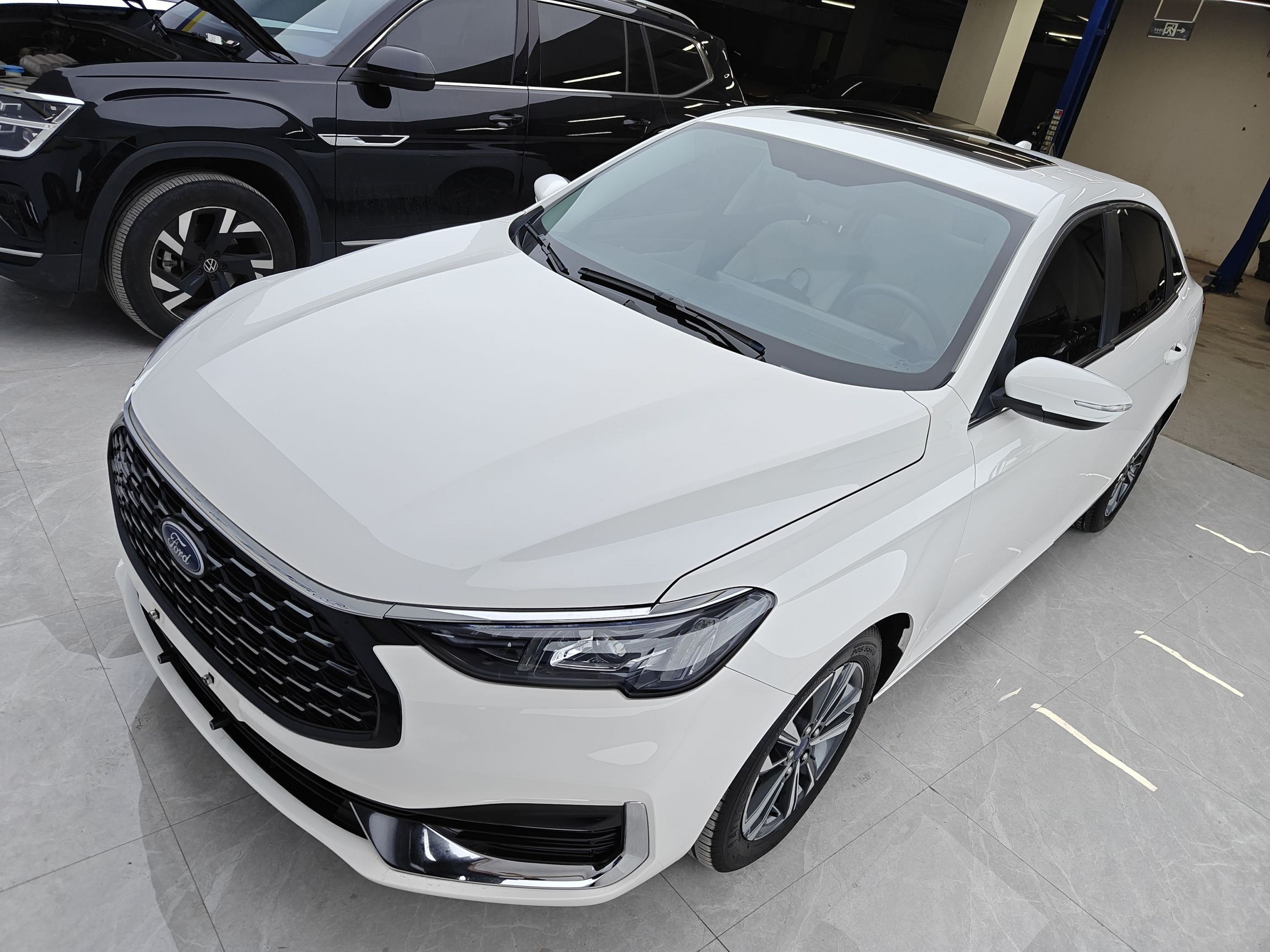 تحت مقدمة السيارة