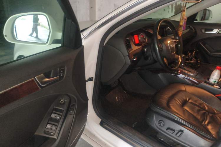 Used Audi A4L 2012 2.0 TFSI automatic Comfort trim level Driver Seat