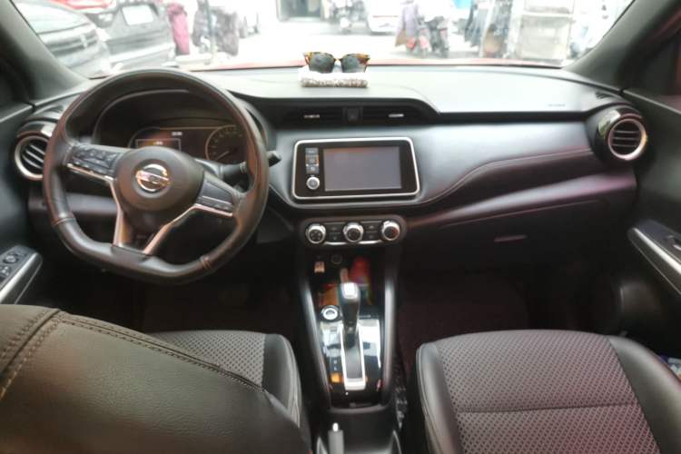 Used Nissan Kicks 2017 1.5L CVT Smart Drive Edition Center Console