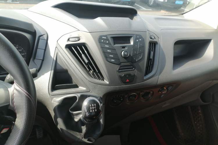 Used Ford Transit 2019 2.0T Diesel Multi-Purpose Commercial Vehicle Short Wheelbase Low Roof 6-Seater China VI Standard
