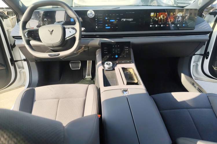 Used VOYAH PASSION 2024 PHEV Four-Wheel Drive Ultra-Long Range Executive Edition