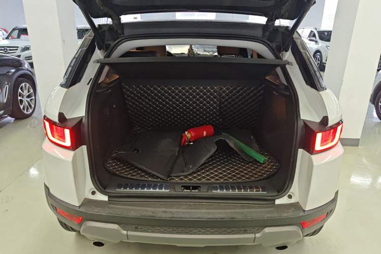 Used Land Rover Range Evoque 2018 240 PS SE Smart Brilliance Edition Trunk