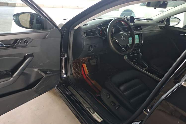 Used Volkswagen Passat 2017 330TSI DSG Luxury Edition Driver Seat