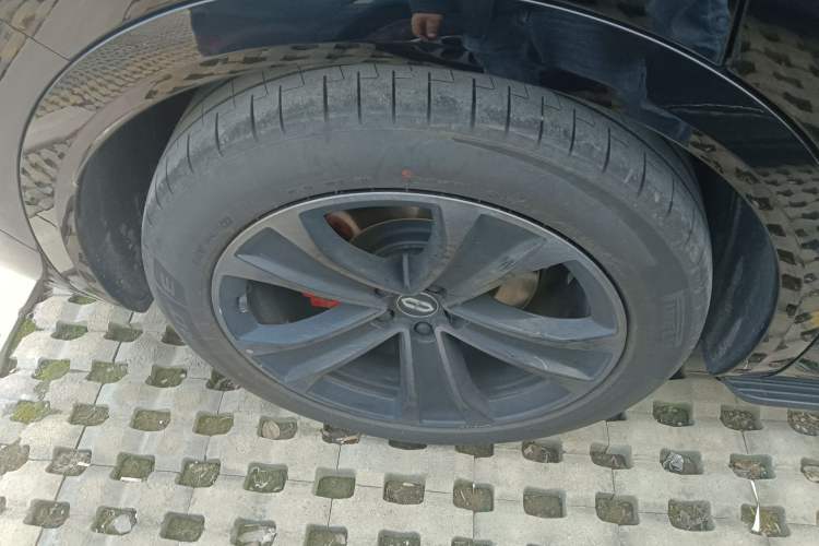 Used Hima AITO M8 2025 Extended-Range Ultra Version 53.4 kWh 5-Seater Edition Right Rear Wheel Hub