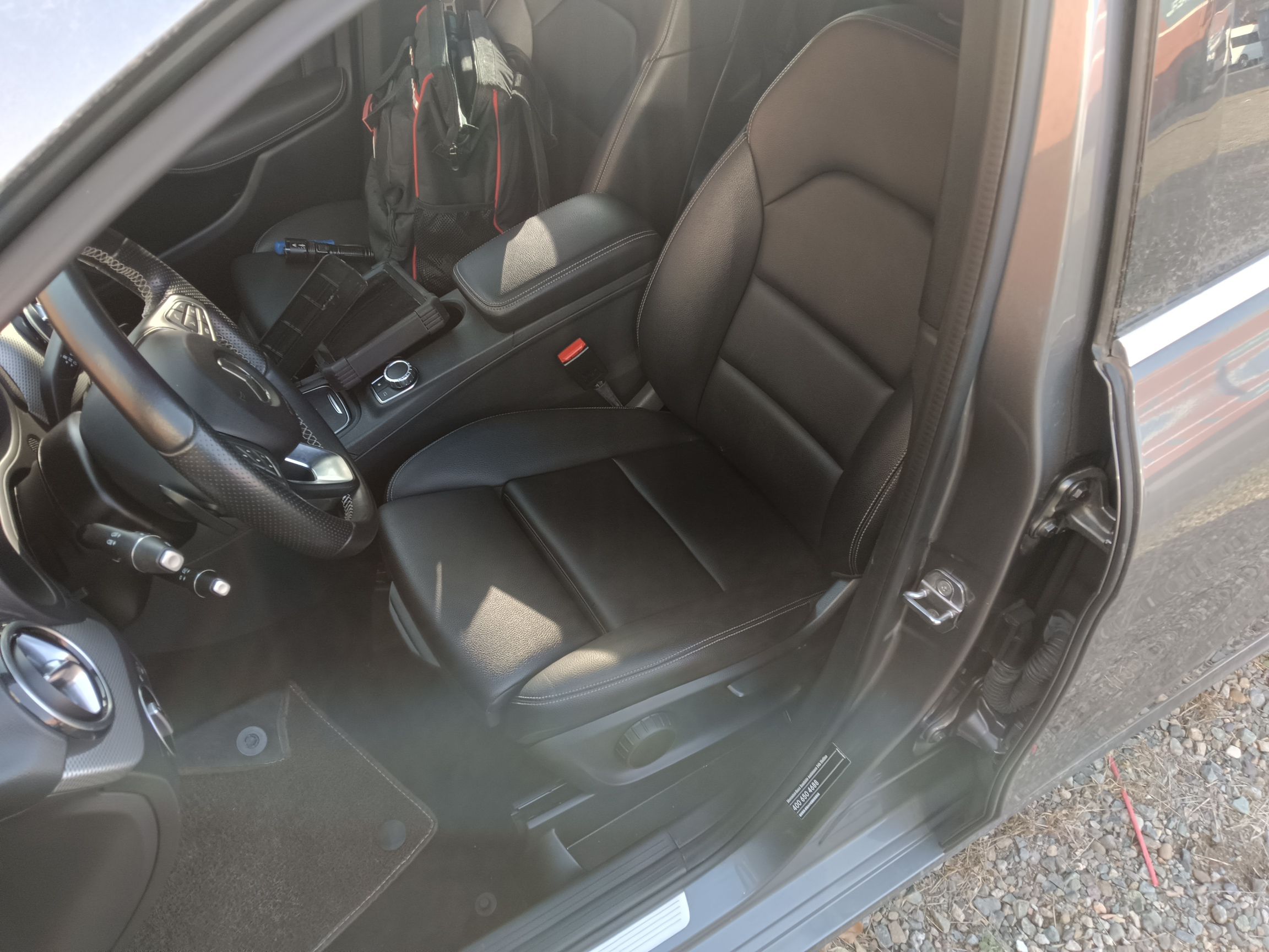 المقاعد الأمامية داخل السيارة