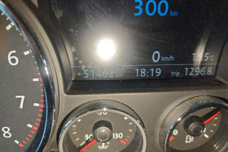 Used Volkswagen Touareg 2007 3.6L Top-Tier Version Odometer Close Up