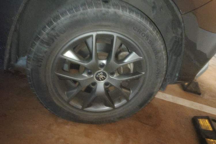 Used BYD Song 2021 Classic Edition 1.5T Automatic Elite Model Right Front Wheel Hub