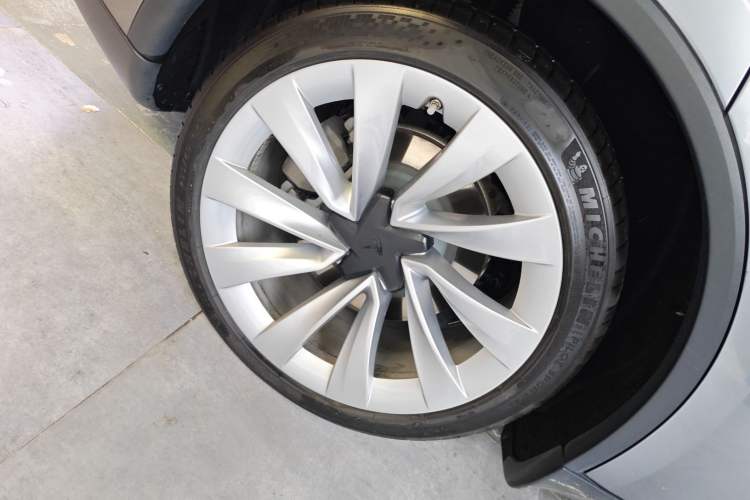Used Tesla Model Y 2025 Rear-Wheel-Drive Version Right Rear Wheel Hub