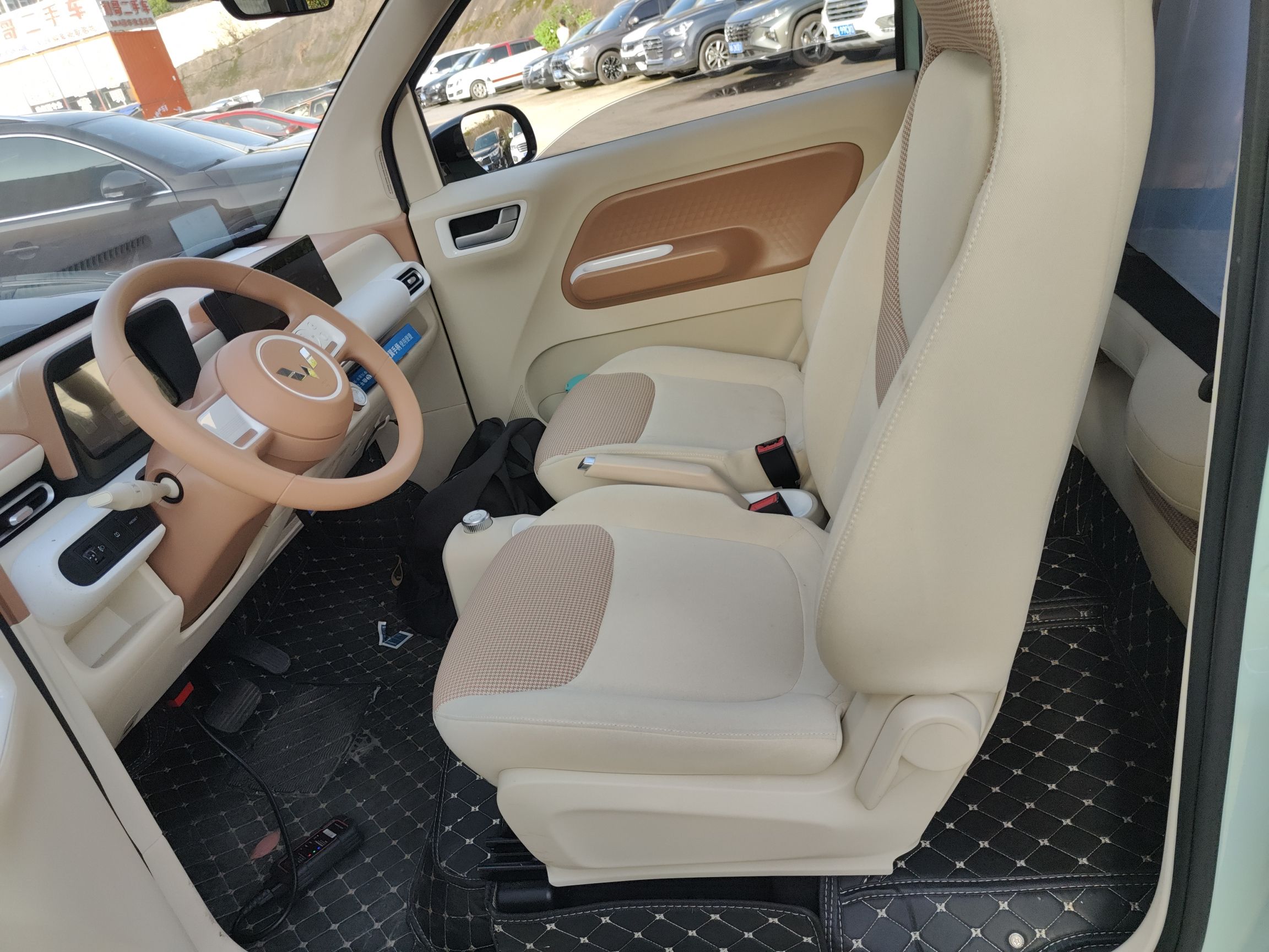 المقاعد الأمامية داخل السيارة