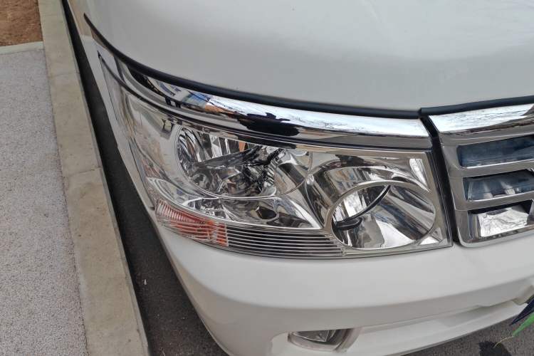 Used Jinbei Hiace 2018 2.0L Fifth-Generation Box Truck Standard Roof 2 Seats 4G21C
