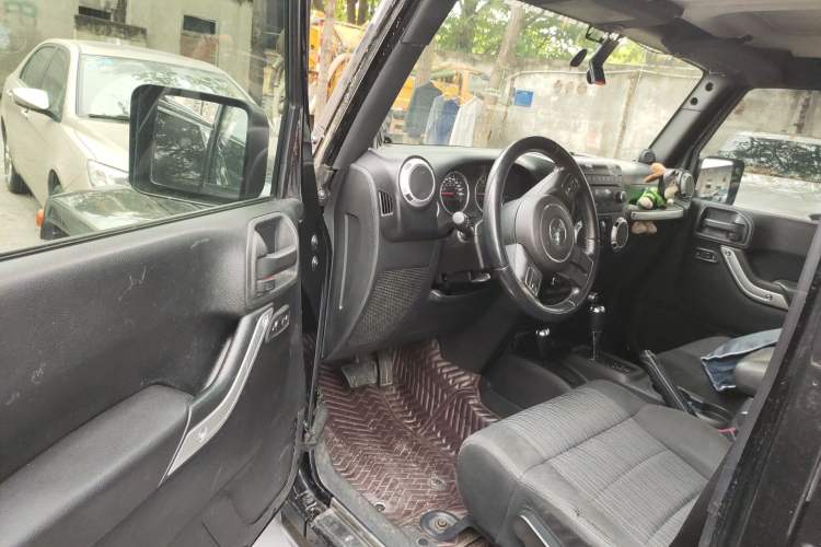 Used Jeep Wrangler 2011 3.8L Sahara Four-Door Edition Driver Seat