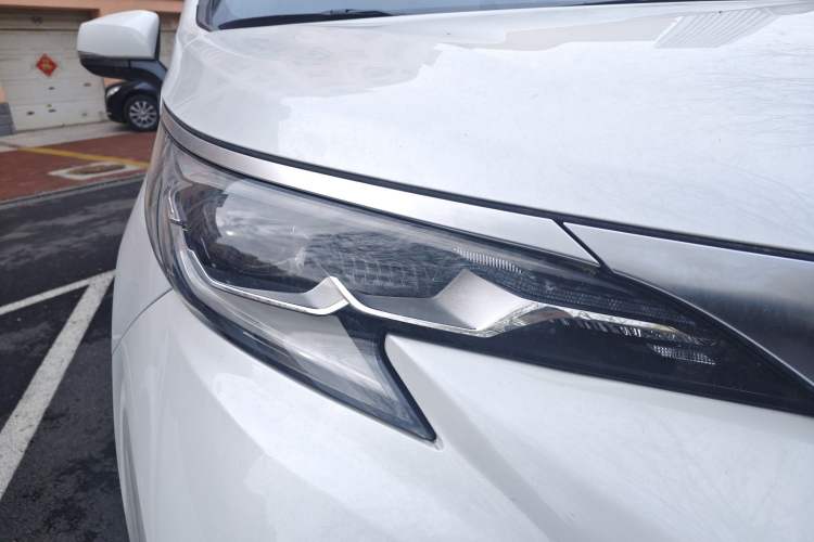 Used Toyota SIENNA 2021 2.5L Hybrid Premium Edition Right Front Headlight