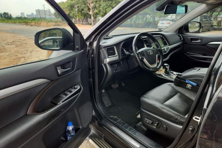 Used Toyota Highlander 2018 2.0T Two-Wheel-Drive Luxury Edition 7 Seats Emission Standard China V
