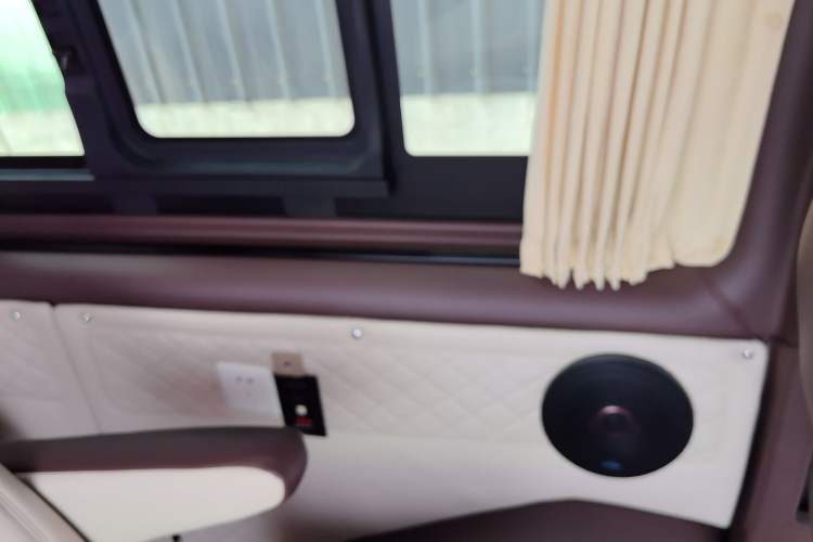 Used Ford Transit Custom 2021 2.2T Manual Standard Passenger Van Pro Long Wheelbase with Mechanical Pedals 9-Seater Mid-Roof Euro VI compliant
