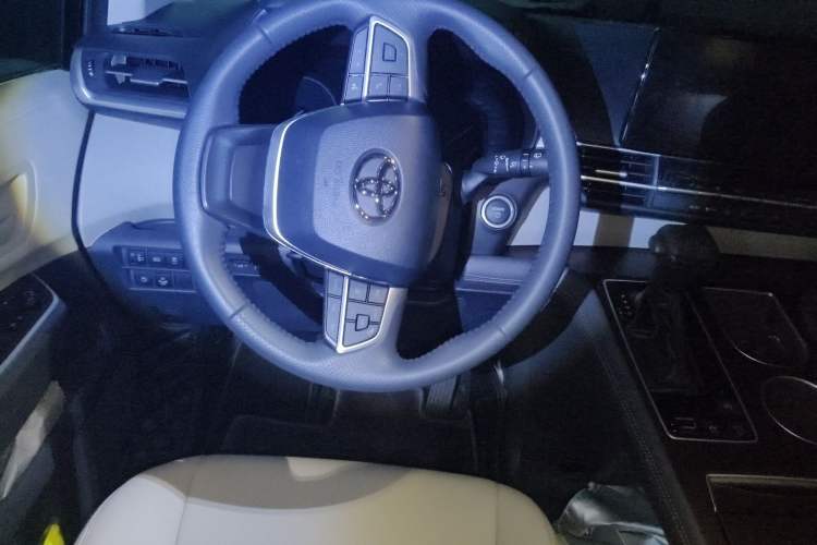 Used Toyota SIENNA 2026 Model 2.5L Dual-Engine Two-Wheel-Drive Comfort Edition Steering Wheel