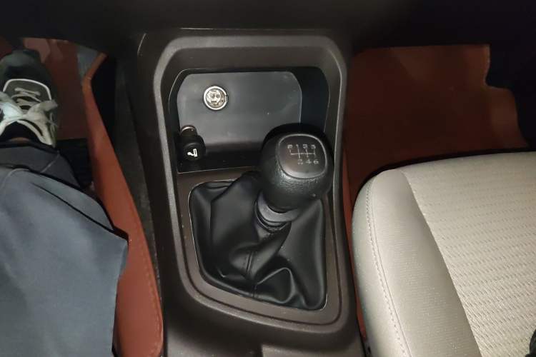 Used Wuling Hongguang V 2022 1.5L Jingqu Edition Enclosed-Window Vehicle with Electric Power Steering LAR Gear Lever