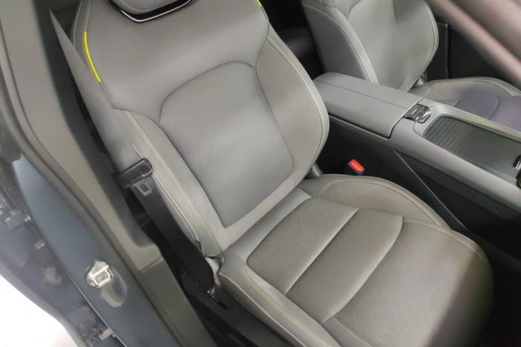 Used Lynk & Co 08 EM-P 2025 220 km All-Wheel-Drive Performance Halo
