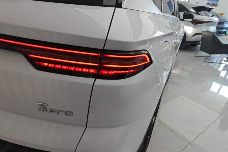 Used BYD Song Pro New Energy 2024 HONOR Edition DM-i 71KM Navigation Model Right Rear Taillight