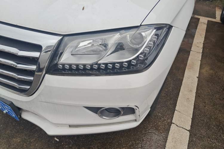 Used Haval H2 2017 Red-Label 1.5T Manual Two-Wheel-Drive Elite Model Left Front Headlight