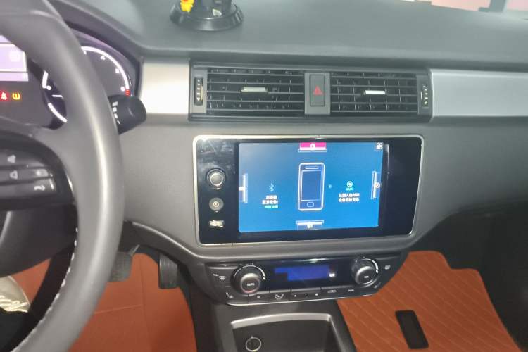 Used Qoros 3 2015 Urban SUV 1.6T Automatic – Dynamic Edition Enhanced Model Audio And AC Panel