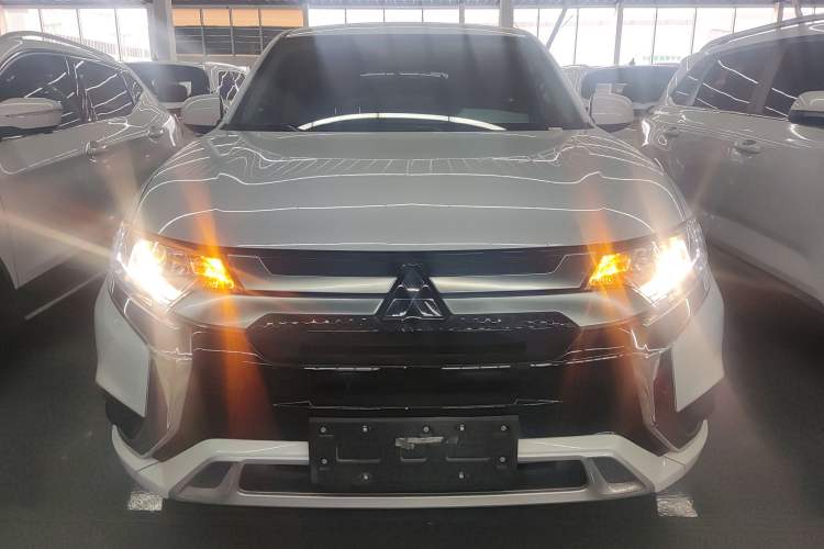Used Mitsubishi Outlander 2021 Revised Version 2.0L Two-Wheel Drive Comfort Edition 5 Seats

