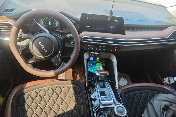 Used Kia Sportage R 2021 Ace 2.0L Splendid Edition Center Console