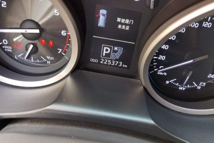 Used Toyota Land Cruiser 2012 4.6L Automatic VX-R Odometer Close Up