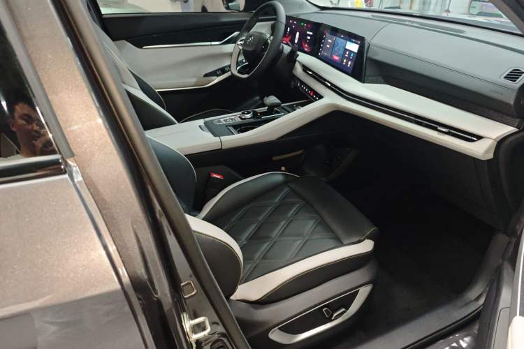 Used CHANGAN CS75 PLUS iDD 2023 ZhiDian iDD Smart Leading Model Right Front Seat