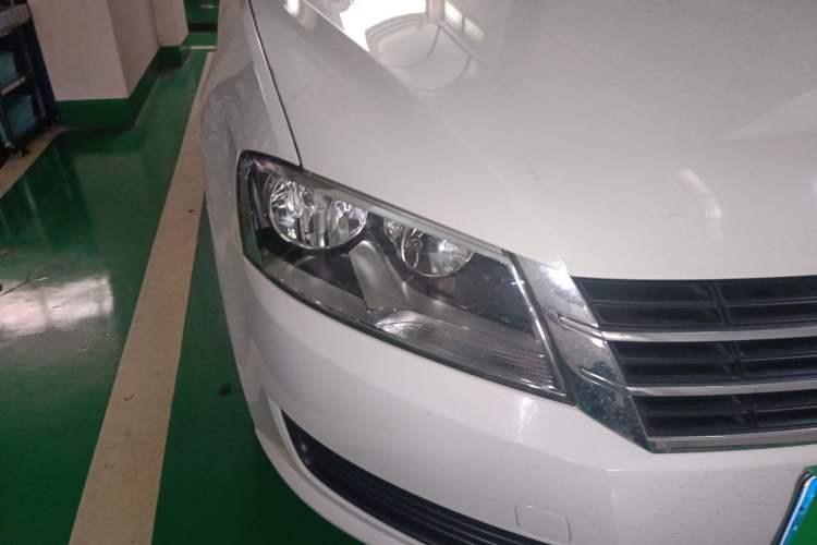 Used Volkswagen Gran Lavida 2013 1.6L Automatic Fashion Model Right Front Headlight