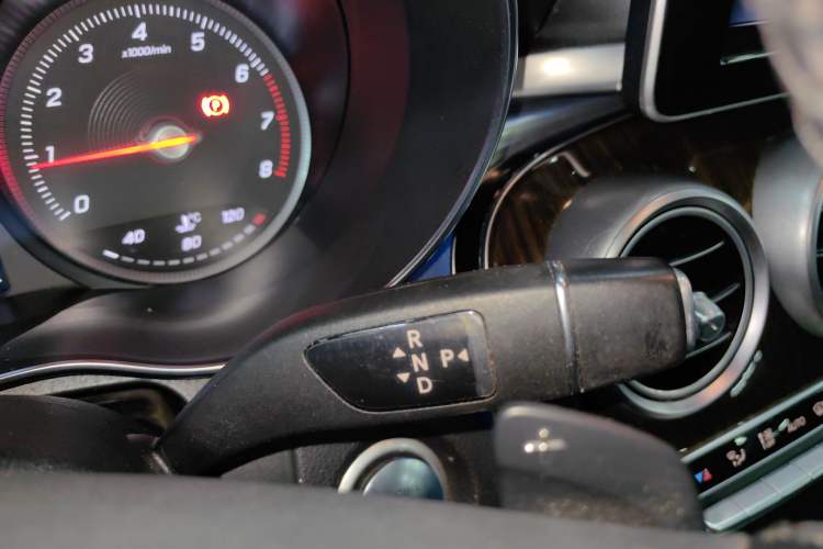 Used Mercedes-Benz GLC 2018 Facelift GLC 260 4MATIC Luxury Edition Gear Lever