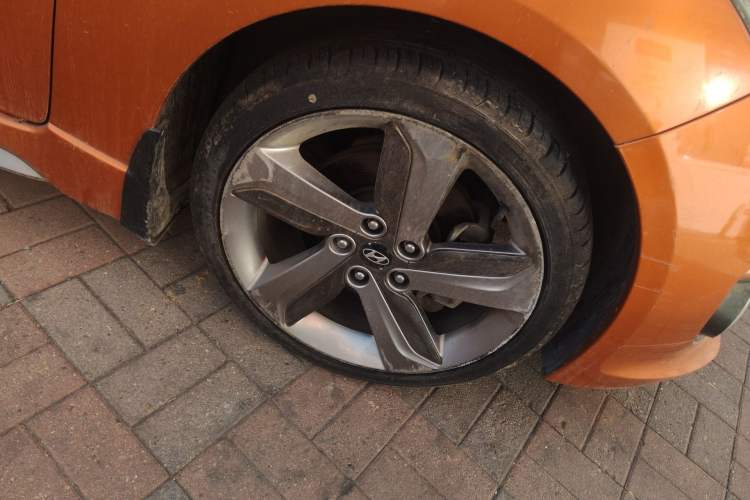 Used Hyundai Veloster 2012 1.6T Automatic Luxury Edition Right Front Wheel Hub