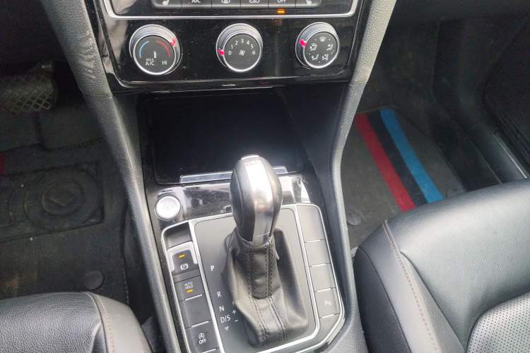 Used Volkswagen Golf Sportsvan 2016 230TSI Automatic Luxury Version Gear Lever