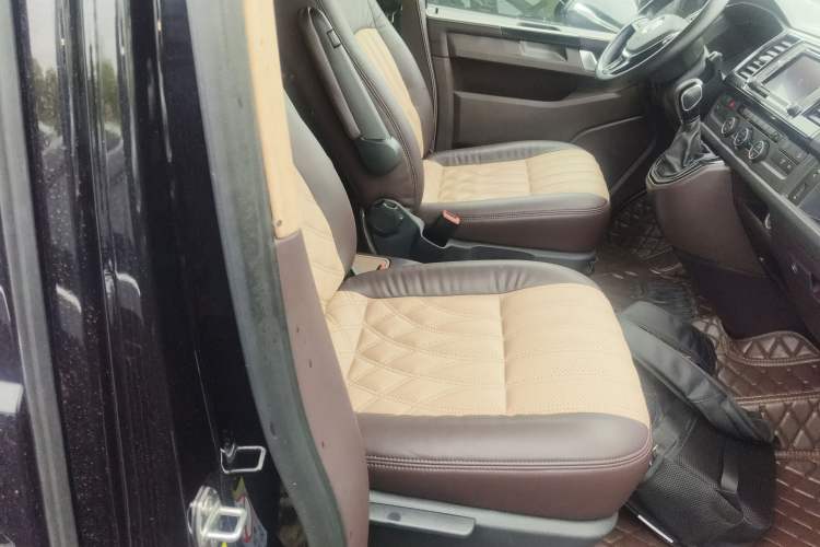 Used Volkswagen Caravelle 2018 2.0 TSI 4x4 Luxury Edition 7-Seater Right Front Seat