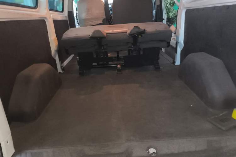 Used Ford Transit 2020 2.0T Diesel Multi-Function Commercial Vehicle Mid-Chassis Low-Roof Design with Dual Rear Doors Meeting China VI Emission Standards
