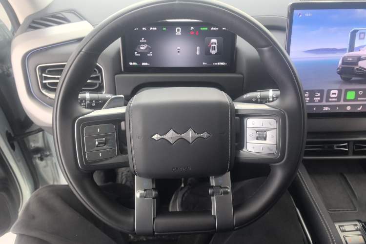 Used Formula Leopard Titanium 3 2025 501KM All-Wheel Drive Intelligent Driving Ultra Version Steering Wheel