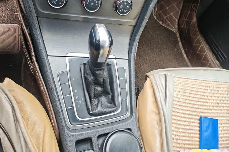 Used Volkswagen Golf 2016 230TSI Automatic Comfort Version Gear Lever