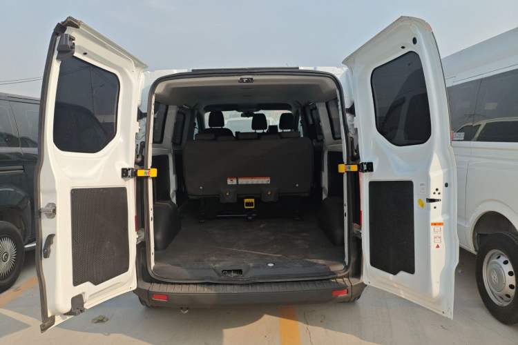 Used Ford Transit 2020 2.0T Diesel Multi-Function Commercial Vehicle Mid-Chassis Low-Roof Design with Dual Rear Doors Meeting China VI Emission Standards