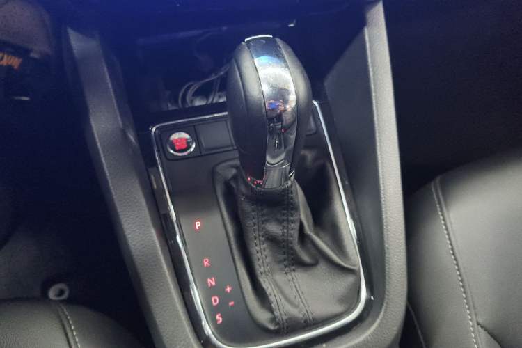 Used Volkswagen Sagitar 2018 1.6L Automatic Comfort Model Gear Lever