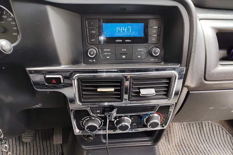 Used Isuzu Pickup 2009 2.8T Two-Wheel-Drive Base Pickup Truck with 4JB1-TCT Engine
