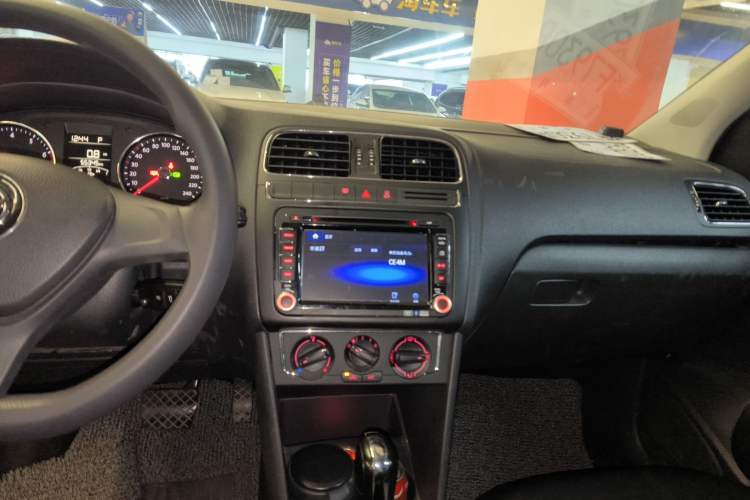 Used Volkswagen Polo 2014 1.6L Automatic Comfort Edition Audio And AC Panel