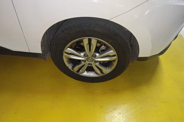 Used Hyundai ix35 2010 2.0L Automatic Two-Wheel Drive Elite Edition GLS Right Front Wheel Hub