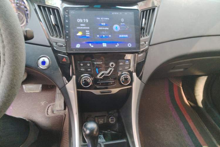 Used Hyundai Sonata 2011 2.0L Automatic Luxury Edition Audio And AC Panel