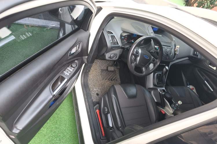 Used Ford Kuga 2013 1.6L GTDi Two-Wheel-Drive Trend Model Driver Seat