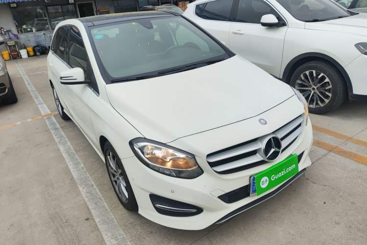 Used Mercedes-Benz B-Class 2015 B 200 Sport Edition Front Right 45 Deg